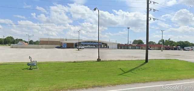 11212 E Admiral Pl, Tulsa, OK 74116